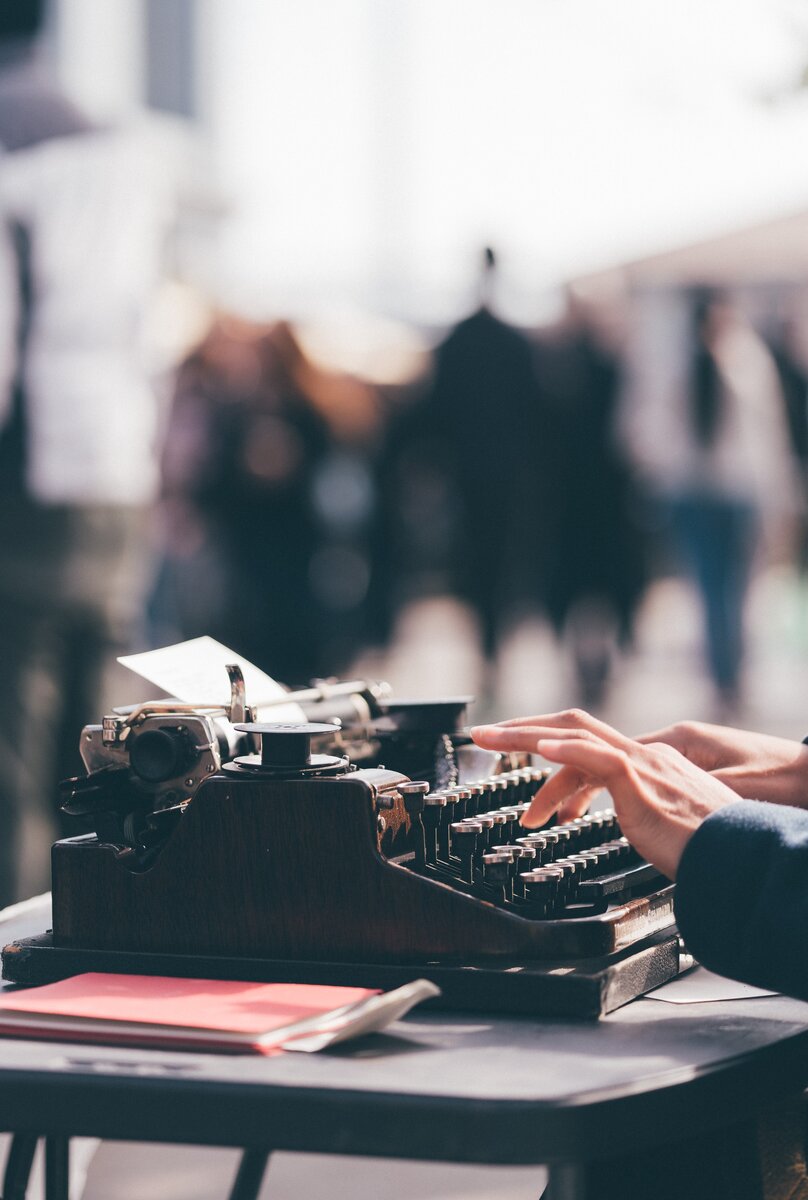 Можно работать на улице. Photo by Thom Milkovic on Unsplash.