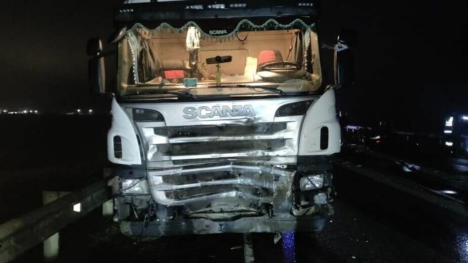     Автомобильная авария с двумя погибшими произошла в Волгоградской области вечером 22 ноября. В ДТП на московской трассе столкнулись грузовик и две легковушки. ВАЗ-2107 расплющило междумашинами.