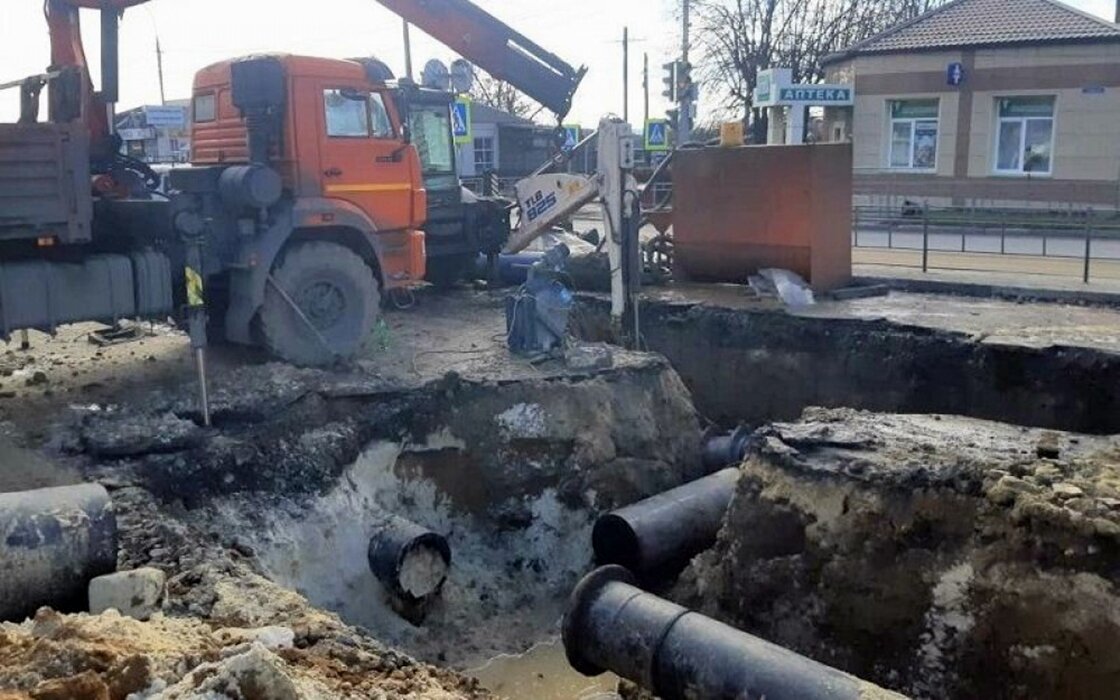 Когда дадут воду в шахтах. Шахта для водопровода. Когда дадут воду в шахтах. Видео с места ремонта труб волгоград. Шахты водоканал.
