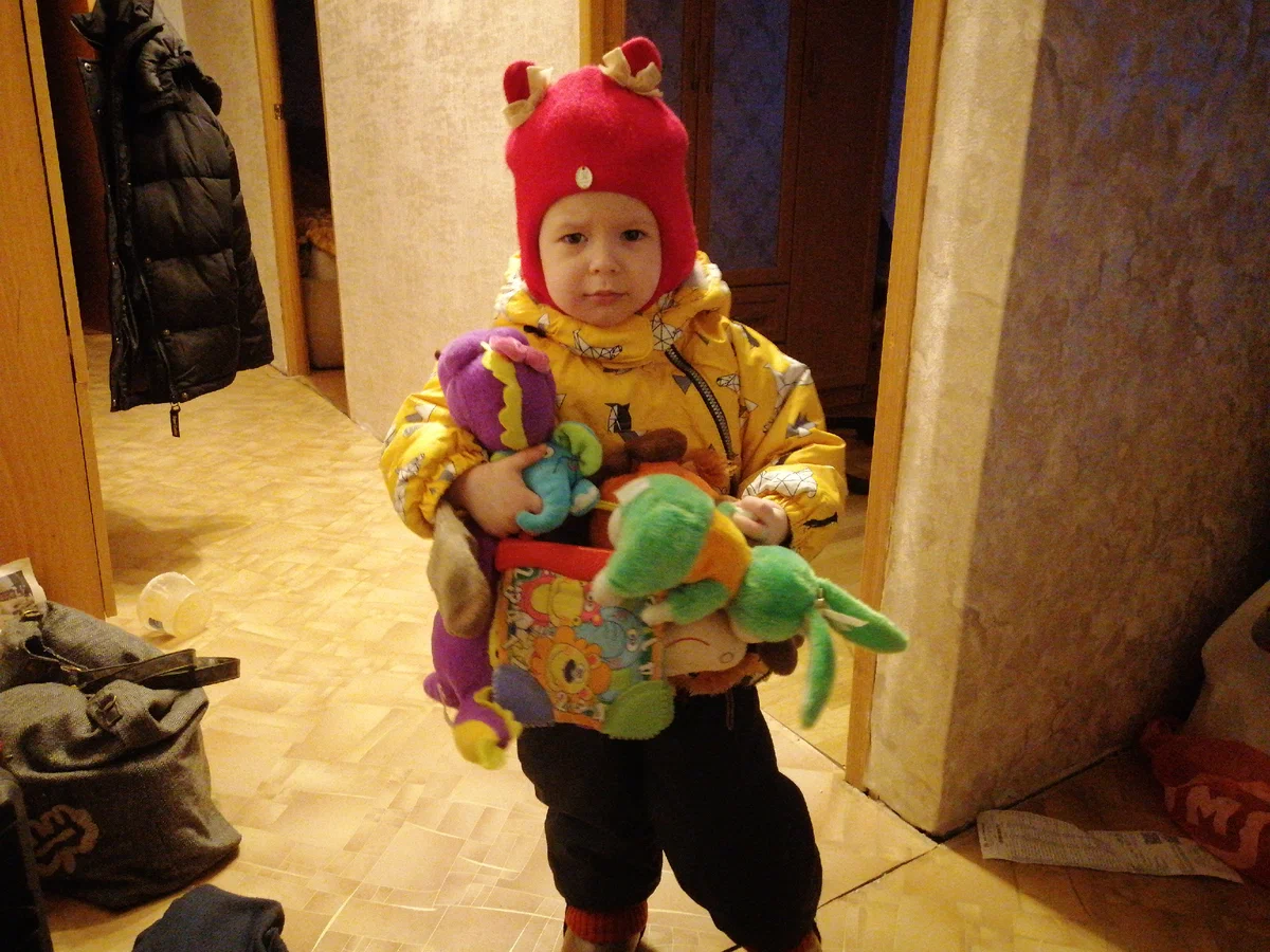 Дочь любит мягкие игрушки. Агния хочет гулять со всеми игрушками сразу!