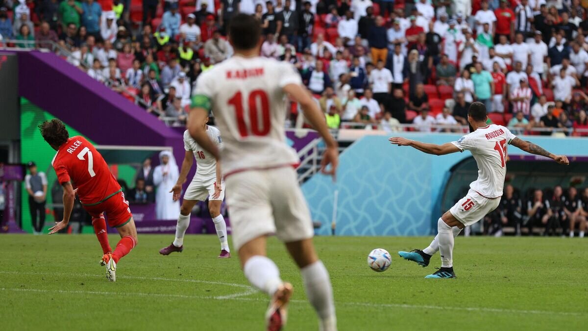    Защитник сборной Ирана Рузбе Чешми© AFP 2022 / ADRIAN DENNIS