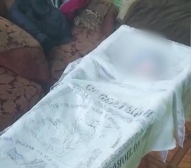 Мать, выложившая радостное фото у гроба новорождённого сына: За что меня травят?