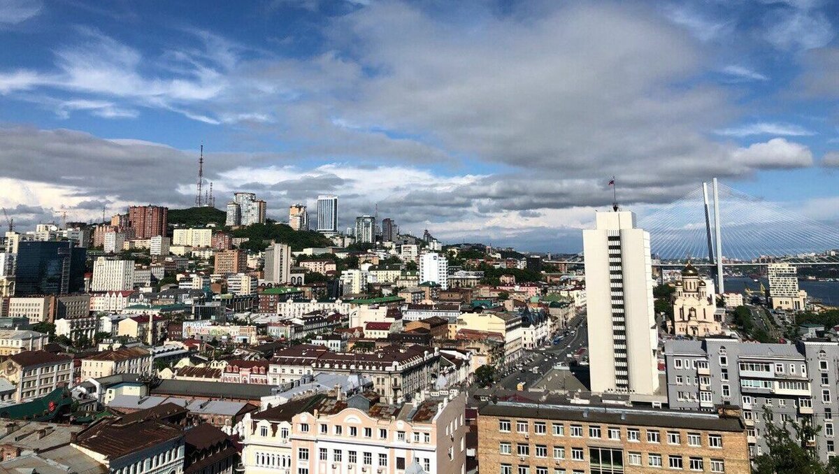     С незапамятных времен идут споры между жителями Владивостока, кому же в городе лучше всех живется: тем, кто детей вырастил в пробках на Нейбута, или тем, у кого голова может поворачиваться на 180 градусов, чтобы следить за обстановкой и безопасно передвигаться по Чуркину?