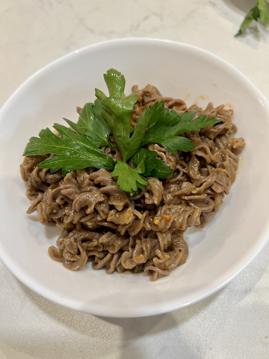 Готово блюдо льняные фузилли с томатным песто и петрушкой