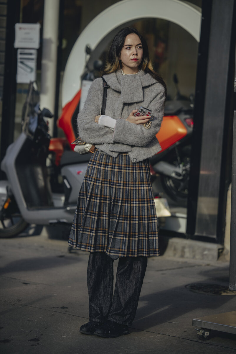    Комбинируйте плиссированную юбку с брюкамиLegion-Media