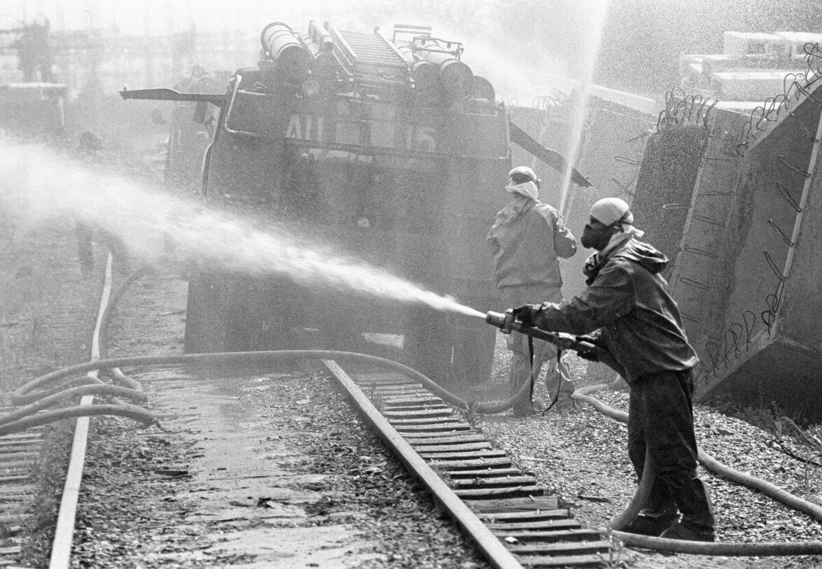 Большинство ликвидаторов были резервистами в возрасте от 35 до 40 лет. В армии не было униформы, приспособленной для использования в таких тяжелых радиоактивных условиях, поэтому те, кто был зачислен для выполнения работ в самых опасных зонах, самостоятельно изготавливали защиту из свинцовых листов 2-4 мм толщиной. 