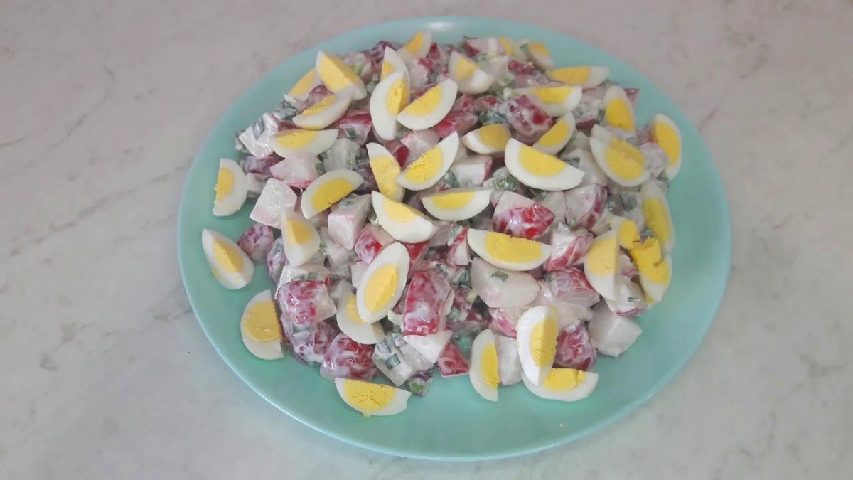 Вкусный весенний салат с редиской. Готовится легко и главное быстро. 