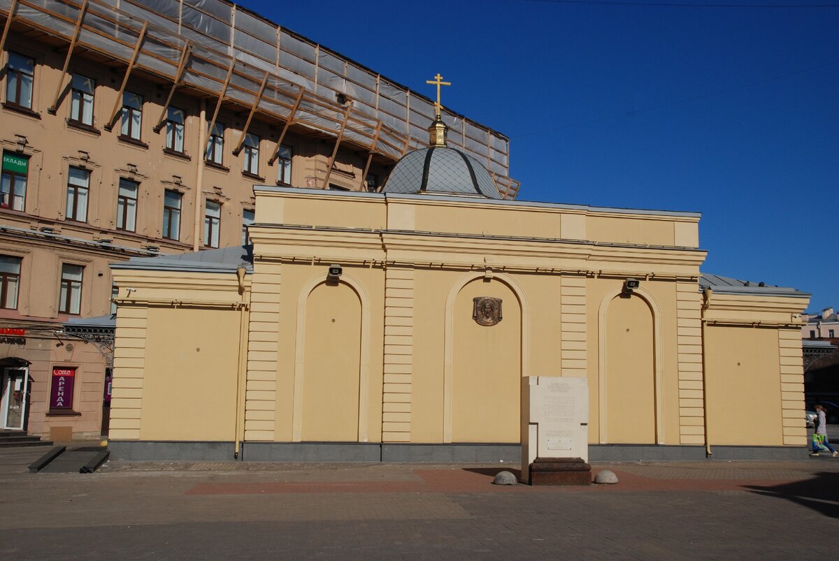 Храм успения пресвятой богородицы на сенной площади. Сенная площадь часовня. Часовня возле метро сенная площадь. Часовня сенная. Часовня на сенной площади в спб.