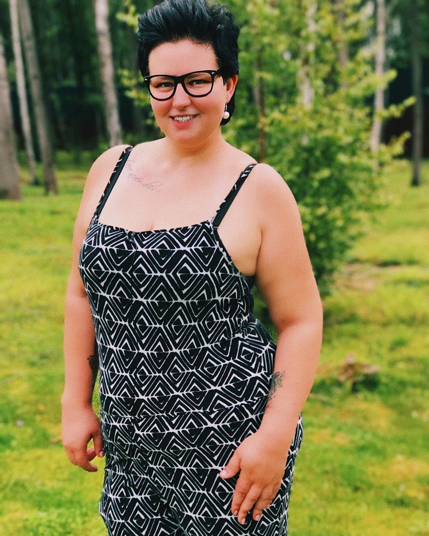 Иосиф Оганесян пишет в инстаграме, что Черно завела двух котят и одного срочно нужно отдать в хорошие руки. А в это время Сашина "систер" оправдывается в сети, говорит, что зарабатывает официанткой в караоке достаточно на жизнь, за её учебу платит не Черно, а бабушка, Татьяна не спускает все деньги на виноградные напитки, все это ложь. Но для чего Саше обманывать народ, чтобы лишний раз показать, какая она щедрая и открытая и как люди пользуются её добротой?