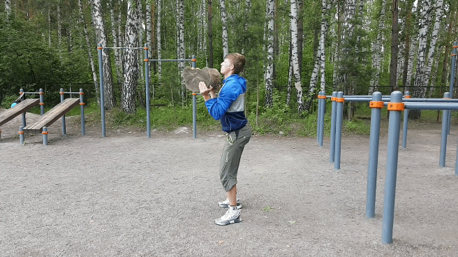 Ноги на ширине плеч, носки в стороны под 45 градусов