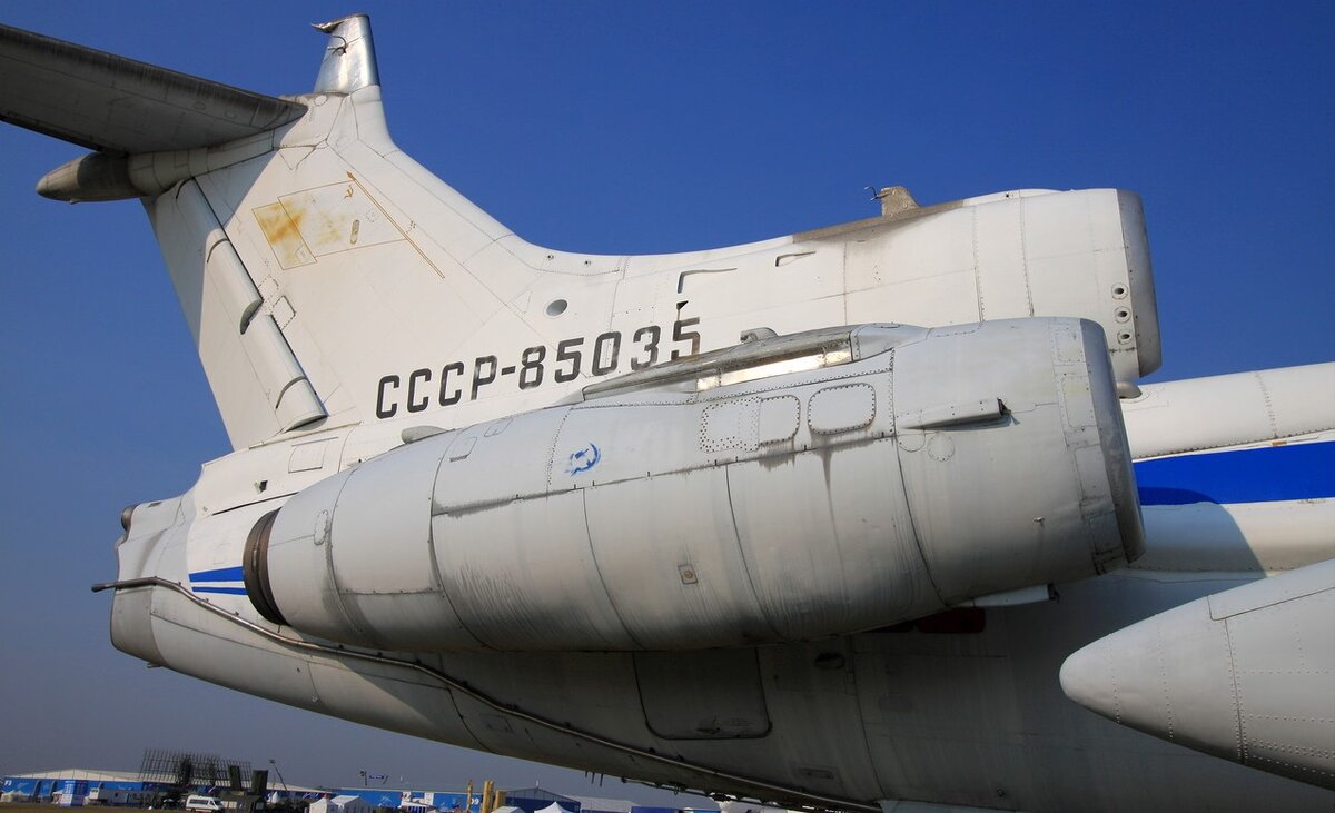 «НК-88» на самолёте-лаборатории «Ту-155». Трубопровод снизу фюзеляжа служил системой аварийного слива жидкого водорода на сопло штатного центрального двигателя.