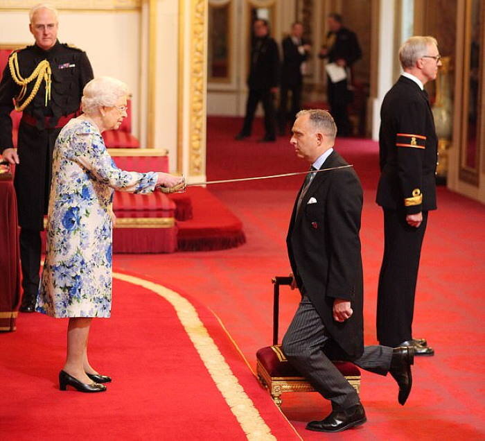 Церемония производства Марка Седвилла в рыцарское звание