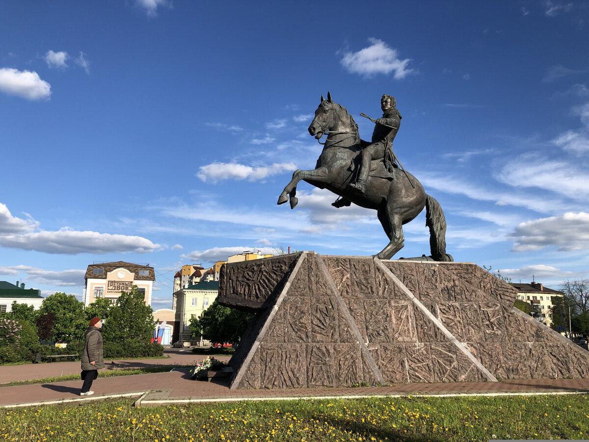 Памятники полководцам. Памятник генералу Ермолову в Орле. Памятник а. п. Ермолову (орёл). Памятник Алексею Ермолову в Орле. Памятник генералу Ермолову в Грозном.