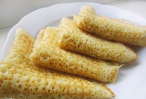 Далеко не все хозяйки знают, что можно приготовить блины на кефире, причем такие заварные с кипятком. Они будут не менее вкусны, чем традиционные на молоке, может даже наоборот.