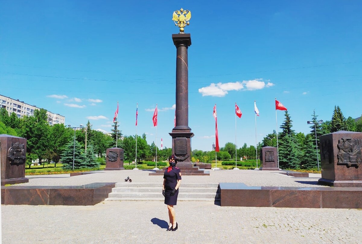 Можайск город воинской. Стела «город воинской славы» (Колпино). Стела «город воинской славы» (Брянск). Стела «город воинской славы» (Хабаровск). Стела Ельня город воинской славы.