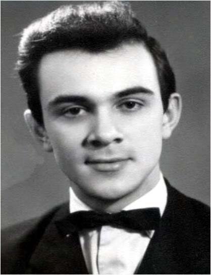 Муслим Магомаев в музыкальном училище. Фото взято из открытого источника в Интернете.  http://www.magomaev.info/photos/4-new/big/403.jpg