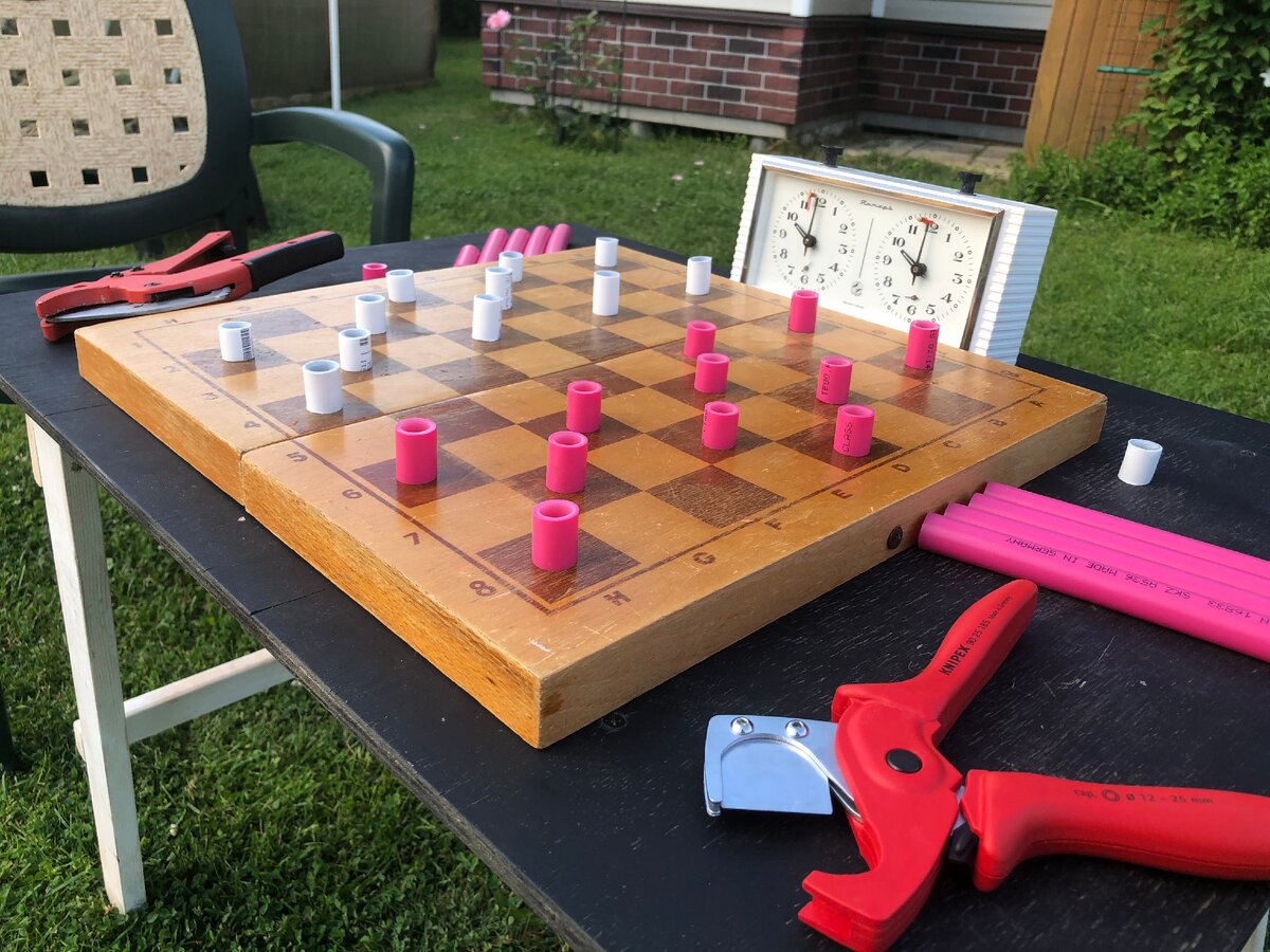 Провел несколько шуточных партий на скорость по отрезанию полиэтиленовой трубы. Получилось настолько интересно, что после съемок было еще несколько желающих сразиться в новую игру. Надо запатентовать))) Фото автора 