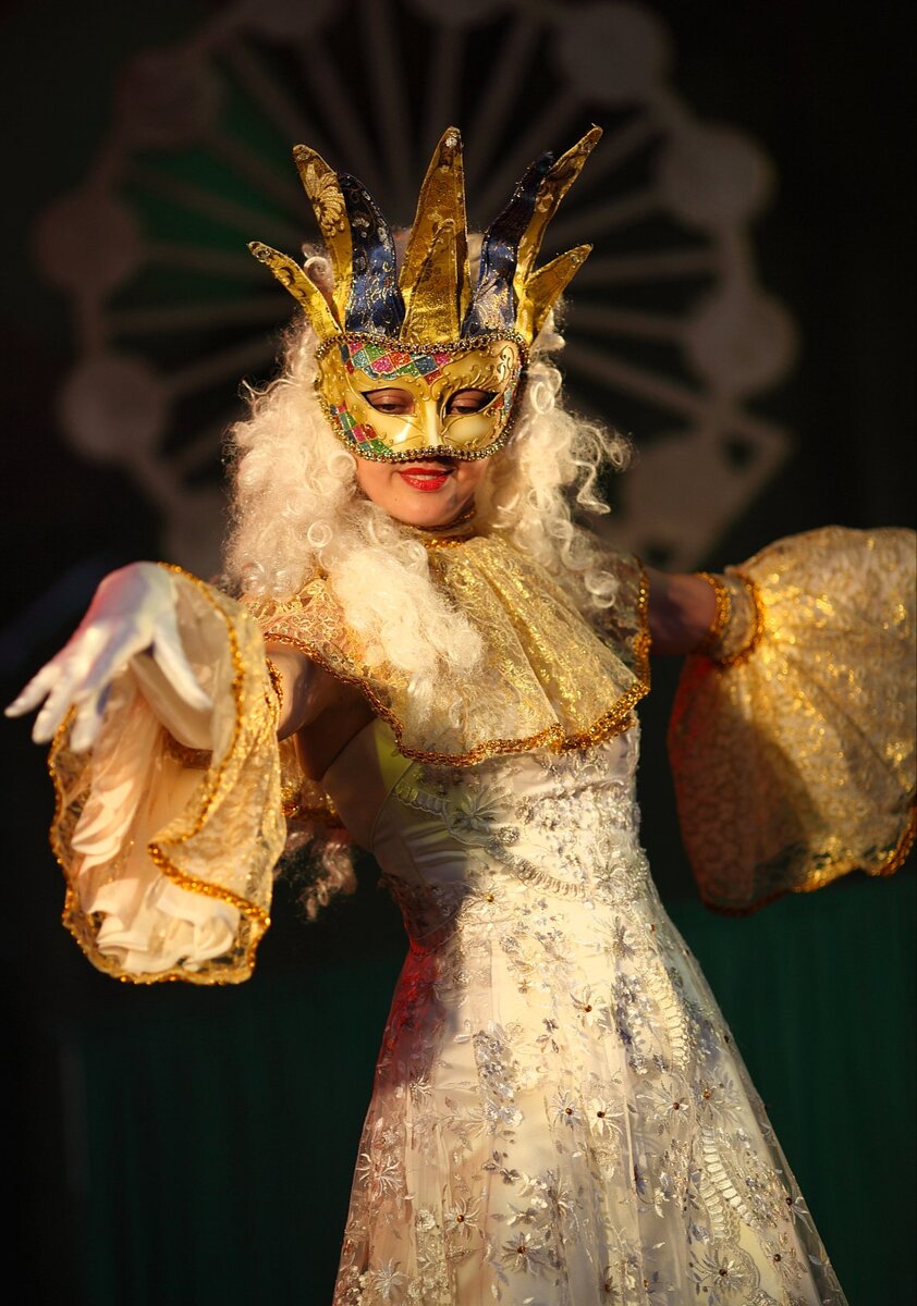 Королева бала. Королевы бала шоу 2012. Костюм юной королевы бала. Асми королева бала