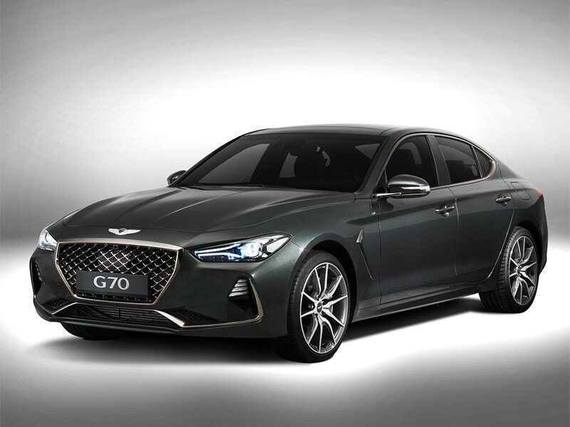  
 В ближайшее время автомобиль сменит стиль: в Южной Корее была замечена рестайлинговая версия, и она получила серьезные отличия относительно машины текущего образца 
Как и у родственных моделей, фары и фонари разделят на два «этажа». Передняя решетка получит конфигурацию в виде геральдического щита с заостренным низом. Также изменится задний бампер — станет более развитым аэродинамический диффузор. Масштаб метаморфоз связан с тем, что недавно Genesis сменил фирменный стиль. В 2020 году сначала вышел кроссовер GV80, а затем и седан G80. У них тоже решетки-«щиты».

А вот технических изменений будет не столь много. По данным The Korean Car Blog, Genesis G70 сохранит 2,0-литровый бензиновый турбомотор мощностью 252 л.с. и 2,2-литровый дизель, развивающий 202 л.с. В топовых комплектациях Sport будет 3,3-литровый турбомотор V6 (370 л.с.). Соответственно, свежие бензиновые ДВС серии Smartstream объемом 2,5 и 3,5 литра пока останутся привилегией Genesis G80.