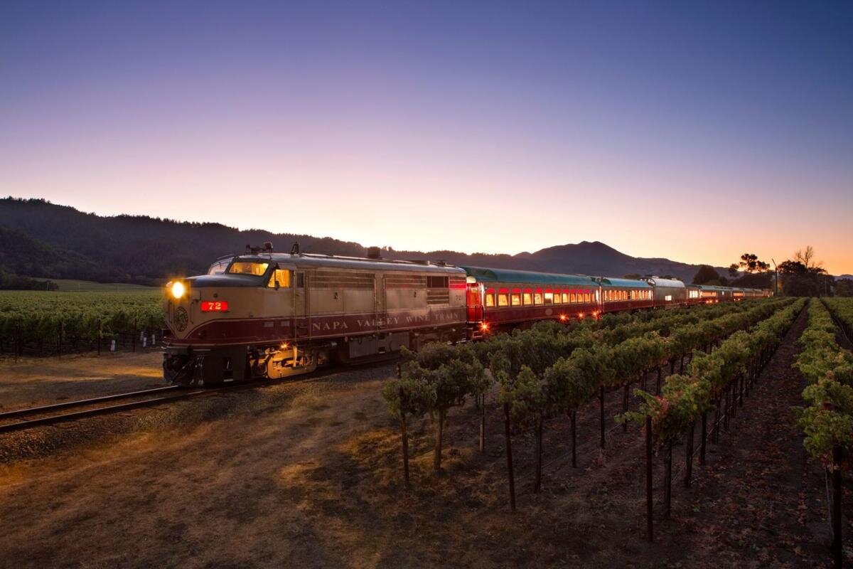 Поезд гид. Долина Напа поезд. Wine Train. Поездка на поезде. Поезд в долине.