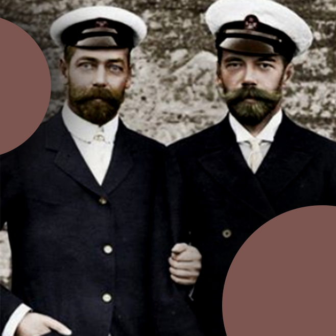 Британский король Георг V и русский царь Николай II позируют для фотографии в матросской форме на острове Уайт, август 1909 года. . 
