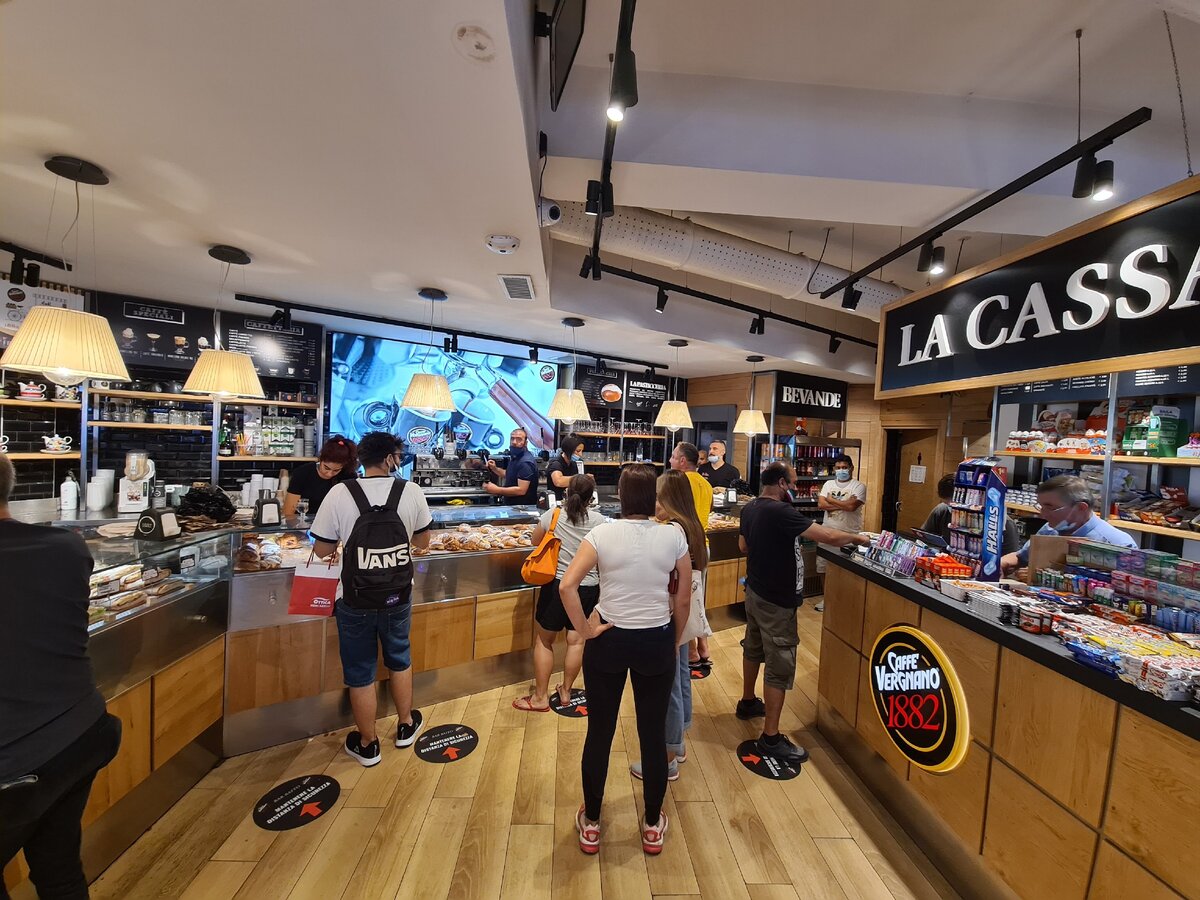 Справа или слева от входа в бар находится касса