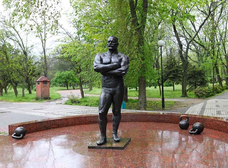 Памятник Иванну Поддубному в парке, который назван в честь него.