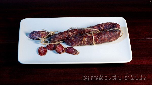 Колбаса сыровяленая домашняя.
