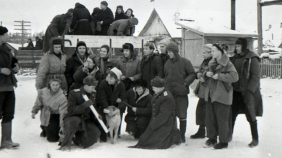 Перевал Дятлова. Туристы из двух групп Блинова и Дятлова фотографируются в Вижае.
