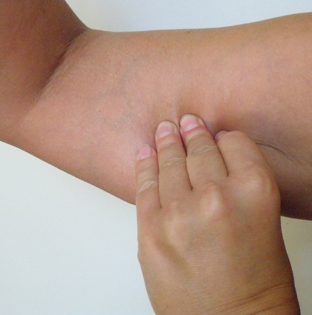 Берем складку и прорабатываем ее внутри - "фасциальная лепка"