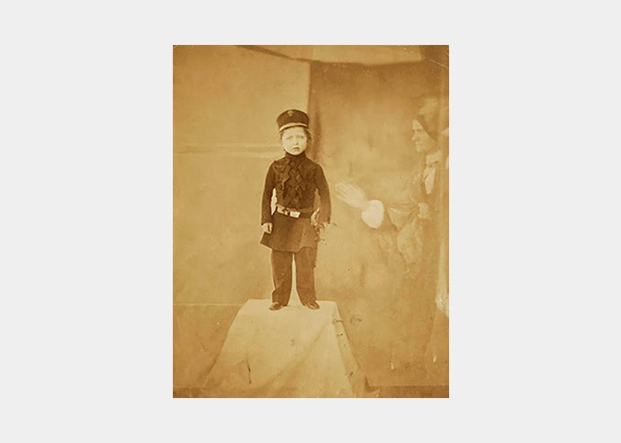 Призрак горничной. Снимок принца Артура – сына королевы Виктории, сделанный придворным фотографом.