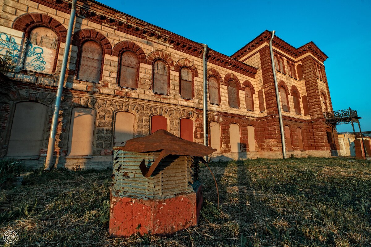 К заколачиваю окон здесь подошли с особым энтузиазмом. Это возможно и сохранило его в таком состоянии.
