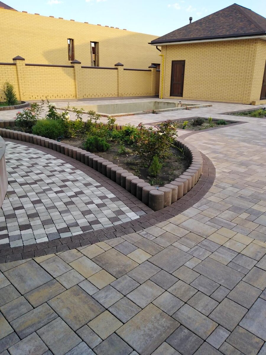 Крупноформатная плитка форма "Мюнхен", коллекция "Искусственный камень". Мелкоформатная плитка форма "Антик", коллекция "Стандарт".