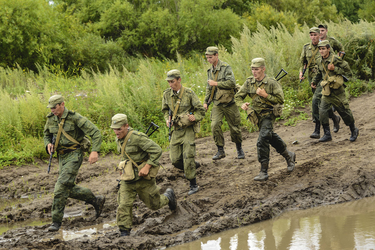 Военная местность. Полевые учения. Боевая подготовка военных. Солдат со спины. Полевые учения в армии.