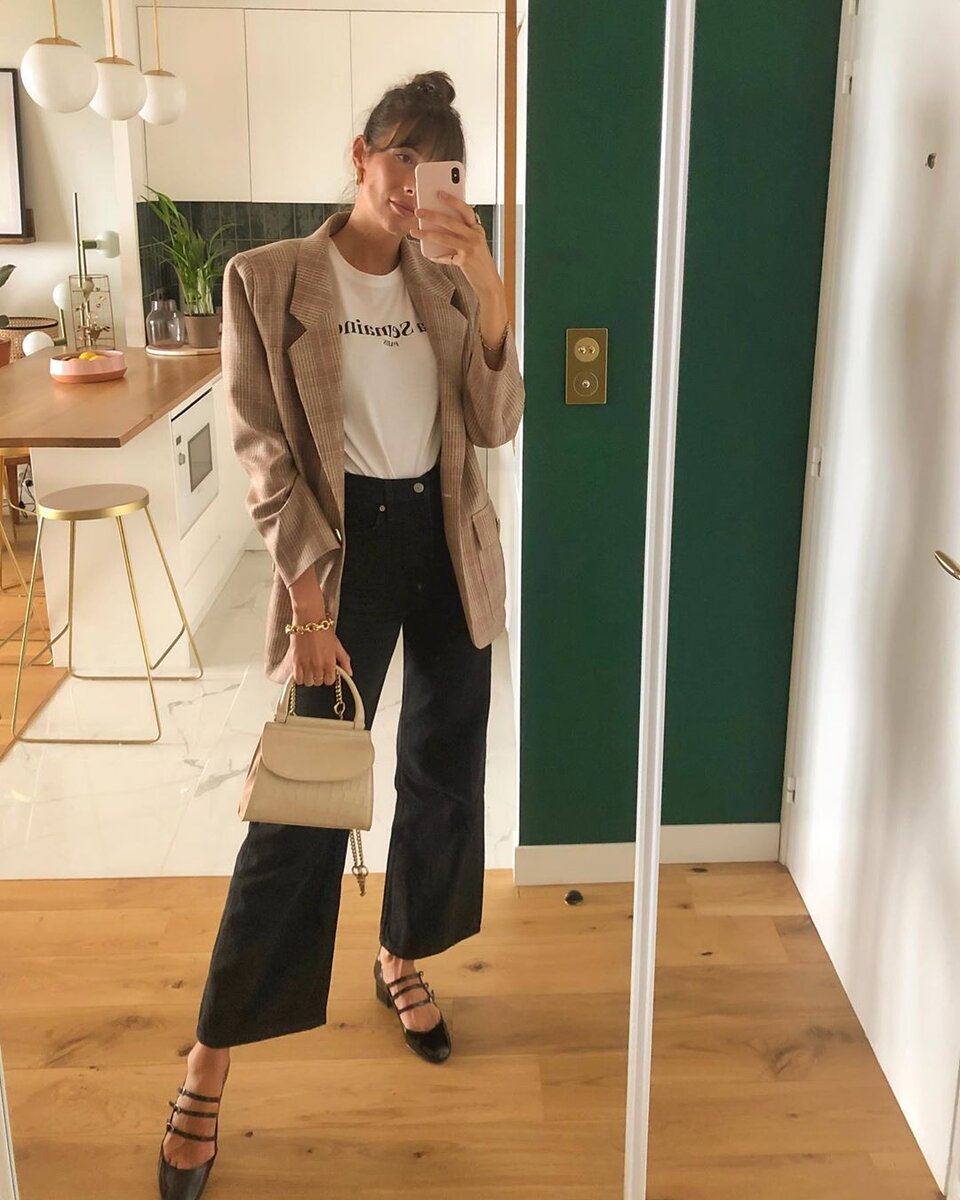 www.instagram.com/juliesfi