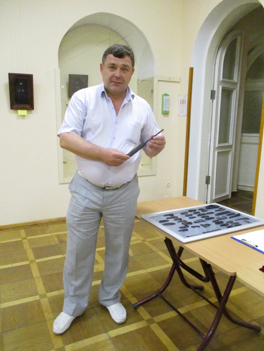 Директор музея Ю. Лаптев демонстрирует коллекцию кресал
