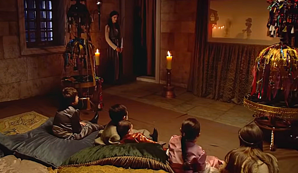 Пожар в комнате. (Виктория - Служанка)