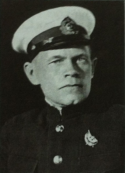 Озолин Яков Иванович. 2 декабря 1930 г. Я. И. Озолин был зачислен слушателем Особого курса Военно-морской академии в г. Ленинграде. 1 февраля 1933 г. Я. И. Озолин успешно закончил обучения и 4 марта того же года был назначен заместителем начальника 2-го управления (боевой подготовки) УВМС РККА. 2 декабря 1935 г. приказом НКО № 2500 ему присвоили воинское звание флагман 2 ранга. 21 апреля 1937 г. Я. И. Озолин был назначен исполняющим должность помощника вновь созданного Штаба ВМС РККА. С 25 мая 1937 г. флагман 2 ранга Я. И. Озолин служил в г. Севастополе начальником 2-го Военно-морского училища, одновременно с 10 августа того же года по совместительству временно исполнял должность начальника Севастопольского военно-морского артиллерийского училища береговой обороны (ВМАУ БО) им. ЛКСМУ. 22 марта 1938 г. вместе с большой группой военных моряков Я. И. Озолин был награждён медалью "XX лет РККА" .Флагман 2 ранга Я. И. Озолин был арестован 14 марта 1938 г.. Приказом НКВМФ № 0187 он был уволен со службы по ст. 44 п. "в" (в связи с арестом). Он умер во время следствия в Севастопольской тюрьме 6 июня 1938 г. Уголовное дело в отношении Я. И. Озолина было прекращено Особым отделом Черноморского флота в связи со смертью. Фотография взята из интернет-ресурса.  