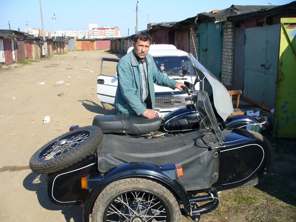 Отец выгоняет мотоцикл из гаража на осмотр. @Горбунов Сергей Канал Самостройщика.