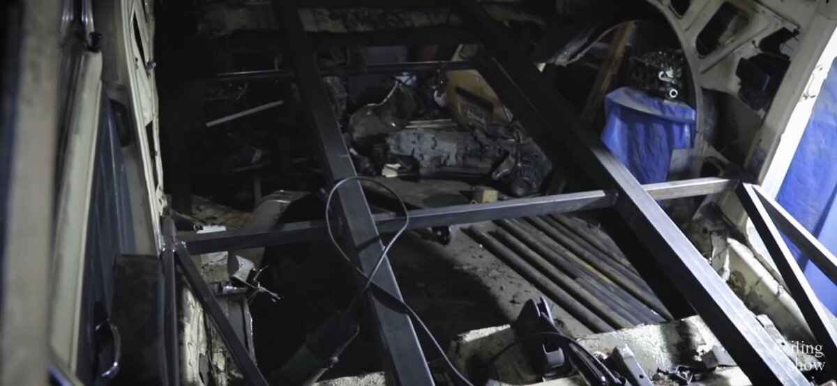 Создавать раму начали прямо внутри салона Нивы. Фото - Youtube.com/ilingshow