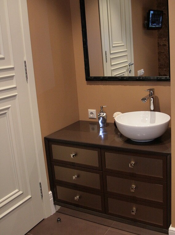 КРАСИВЫЙ КОНТРАСТ БЕЛОГО И ТЁМНОГО В ВАННОЙ