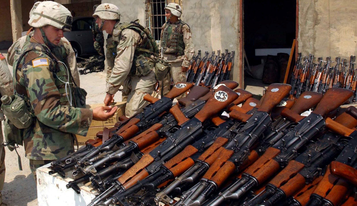 Какие автоматы были у террористов. Моджахед с пулеметом. Какие автоматы были у террористов. Террорист с автоматом. Какие автоматы были у террористов.