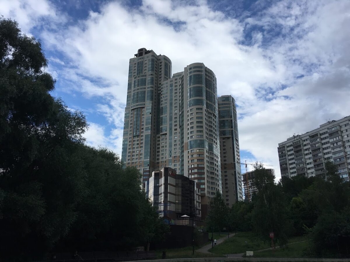 Несомненным плюсом этого комплекса является его местоположение: совсем рядом пруд и Юго-Западный лесопарк.