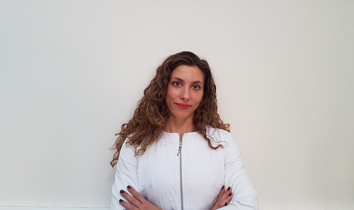 «Я  рекомендую включать в свое меню блюда средиземноморской кухни и  азиатской кухни. Обе кухни основаны на использовании большого количества  овощей, свежей зелени, фруктов, цельных злаков, рыбы и морепродуктов.  Азиатская кухня отличается использованием разнообразных ферментированных  продуктов, полезных для пищеварения, иммунной системы и поддержания  кожи, волос и ногтей в хорошем состоянии, — объясняет Екатерина  Стрельникова, врач-диетолог X-Fit в России. — В этих системах питания  нет места фастфуду, полуфабрикатам, вредным жирам и быстрым углеводам.  Все продукты подвергаются минимальной температурной обработке,  позволяющей сохранить большую часть их полезных свойств. Культура  питания по расписанию и использование палочек способствуют более  размеренному приему пищи и быстрому наступлению чувства сытости».