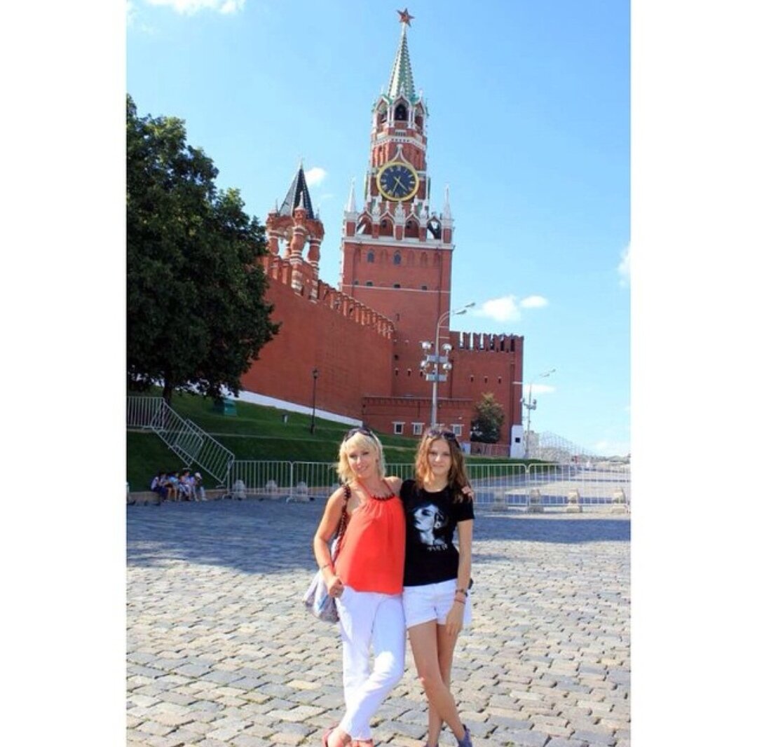 Алина с мамой Ольгой в Москве. Источник: vk.com/alinabozdaily