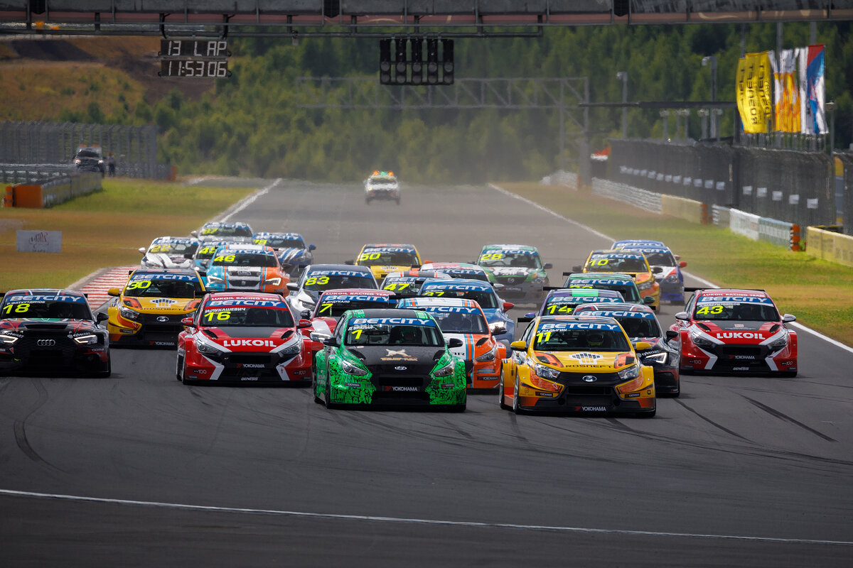 Старт первой гонки престижного класса "Туринг" на Игора Драйв