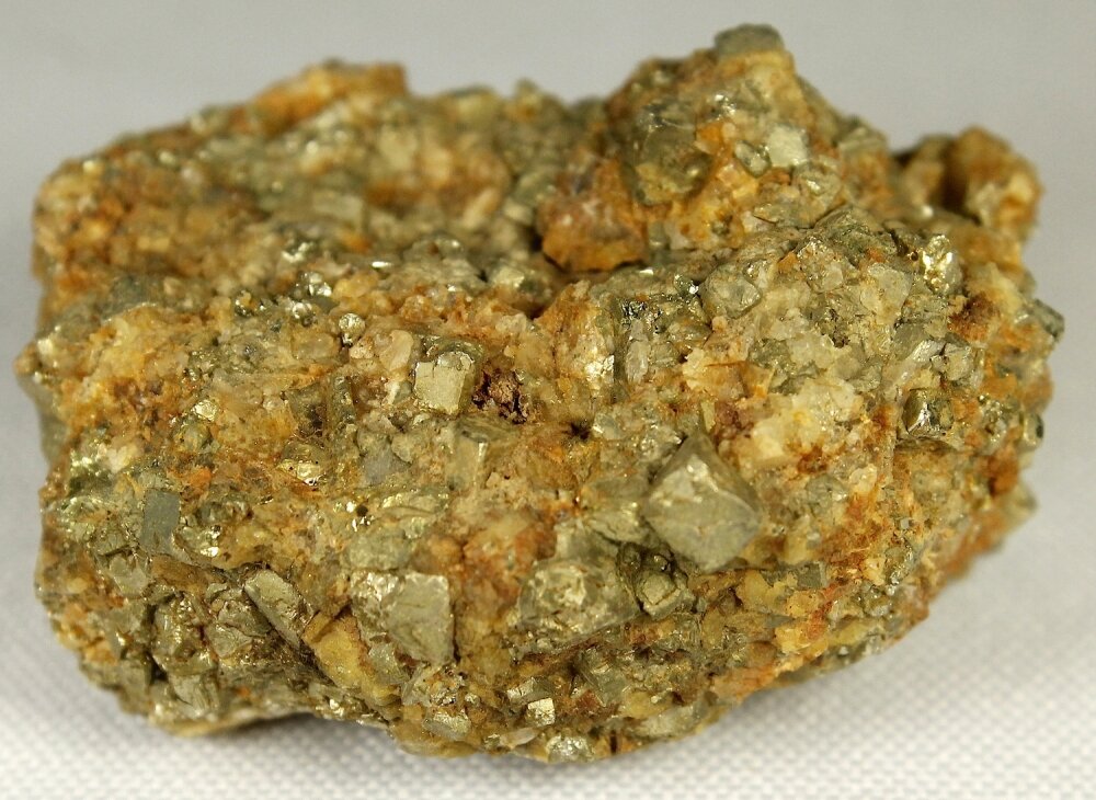 По предварительной оценке, стоимость изъятой продукции может составлять около 250 млн тенге. 27 июля 2020 года в Костанайской области на автомобильном пункте пропуска "Кайрак" пограничники при досмотре грузовой автомашины, следовавшей из Нур-Султана в Челябинскую область, обнаружили 10 тонн золотосодержащей руды,Руду перевозили в 12 объемных мешках. По документам груз был оформлен как "кварцит". 
По мнению экспертов, выход чистого золота из 1 тонны золотосодержащей руды составляет до 1 кг. По данным Национального банка РК, стоимость 1 грамма золота – 25 213 тенге. Согласно предварительной оценке, стоимость изъятой продукции может составлять около 250 млн тенге.

Задержанный груз для процессуальной оценки передан в департамент государственных доходов по Костанайской области.