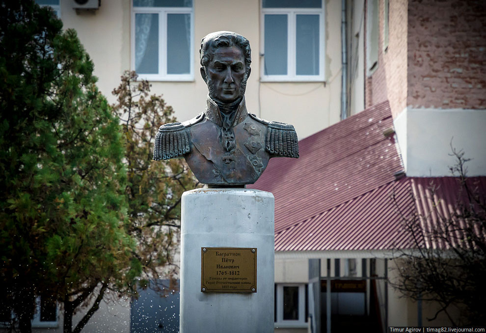 Памятник Багратиону в Кизляре. Коньячный завод Кизляр памятник Багратиону. Памятники города Кизляр. Музей Багратиона в Кизляре.