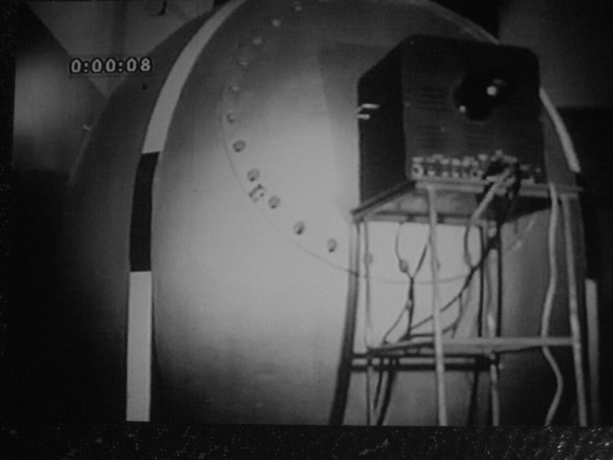 Аналог корабля «Восток» («шарика»), установленный в лаборатории № 47, на втором этаже корпуса № 1 Филиала ЛИИ (в городе Жуковский). Видно устройство (планетарий), установленное снаружи «шарика», около иллюминатора «Взор»