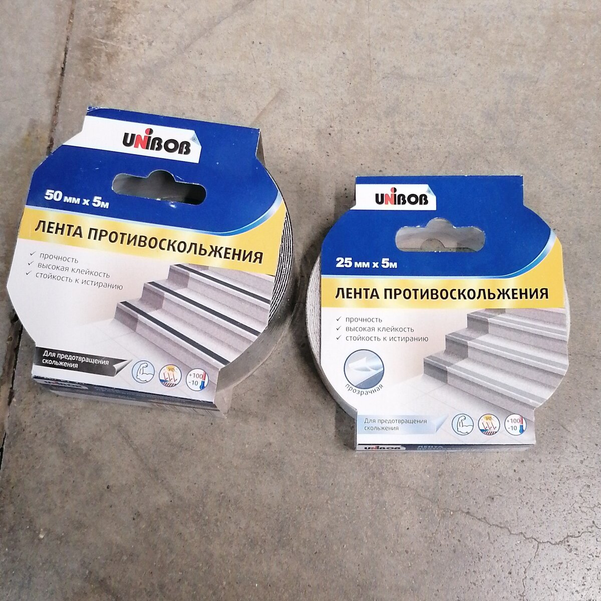 Лента с песочным покрытием, хороша для улицы, но босыми ногами не слишком комфортно. 